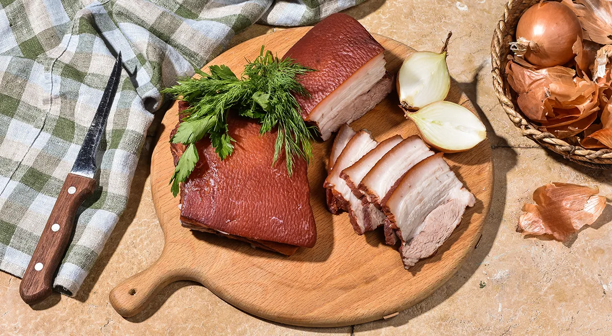 Свиные щечки в луковой шелухе, пошаговый рецепт с фото на 438 ккал