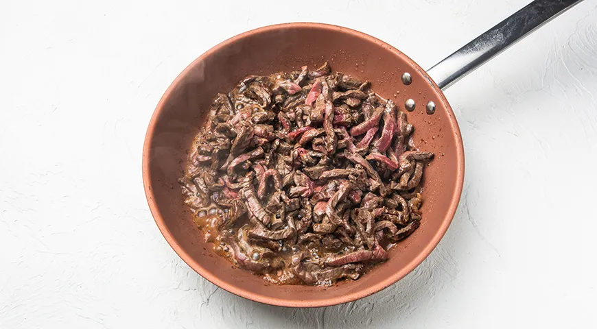 Поджарка из говядины на сковороде с луком