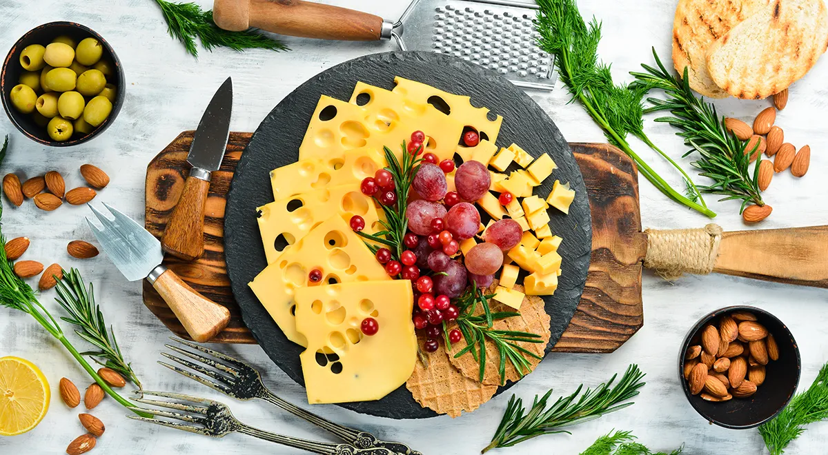 Полутвердые сыры: почему так называются, вкус и отличия от твердых и мягких
