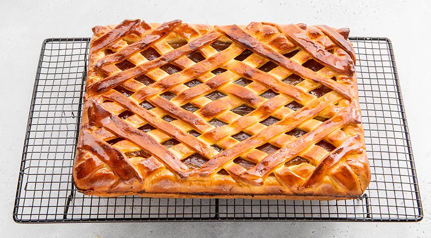 Пирог из дрожжевого теста с повидлом в духовке