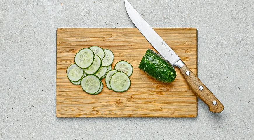 Чафли с творожным сыром, огурцом и зеленью