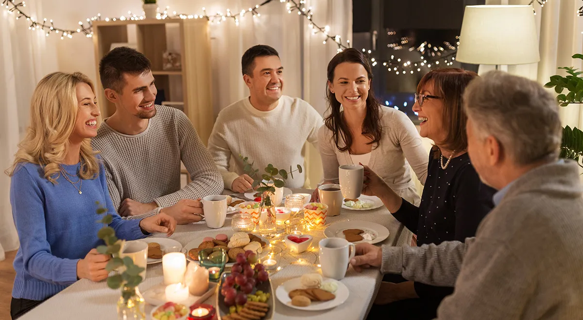 О чем говорить за праздничным столом: идеи новогодних тостов, тем для разговоров и другие полезные советы