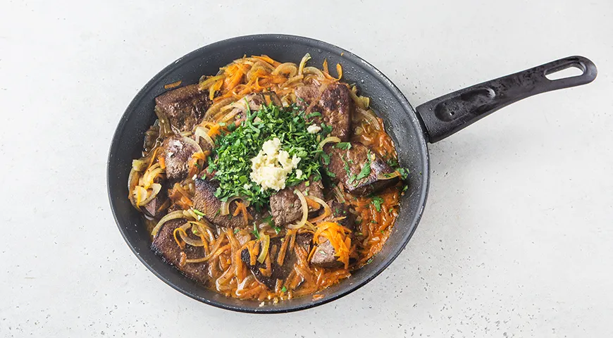 Свиная печень с луком на сковороде