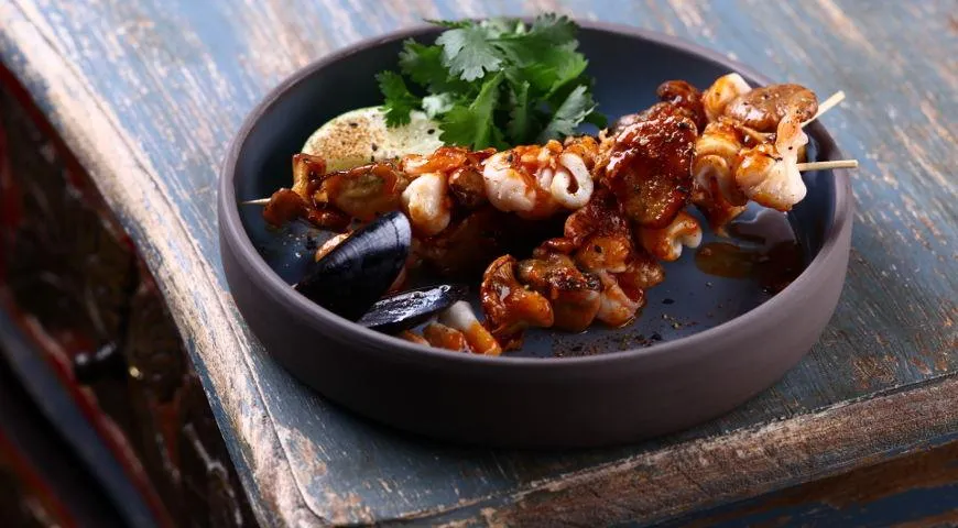 Шашлычки сатай с лисичками и морепродуктами