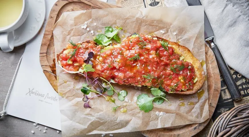 Брускетта с авокадо, помидорами и укропом