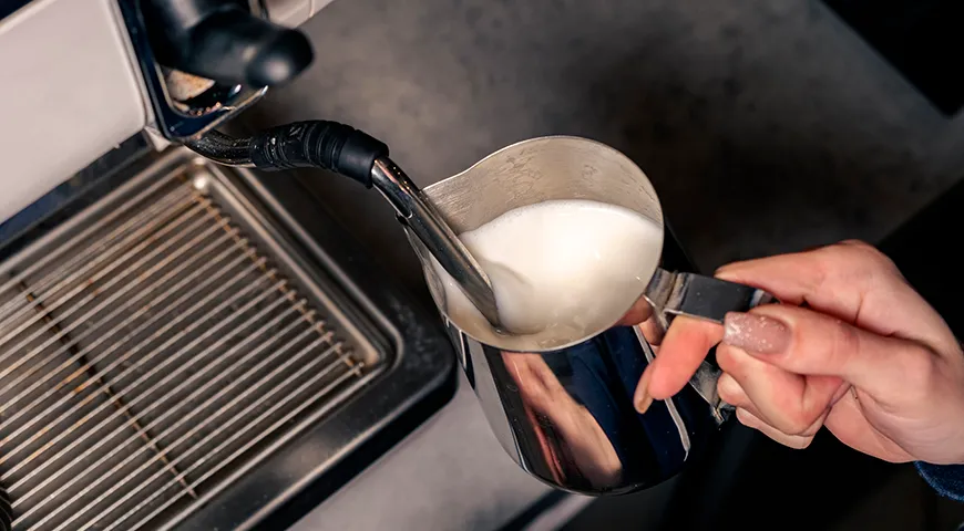 Для флэт уайт молоко взбивают паром до шелковистой микро-пены