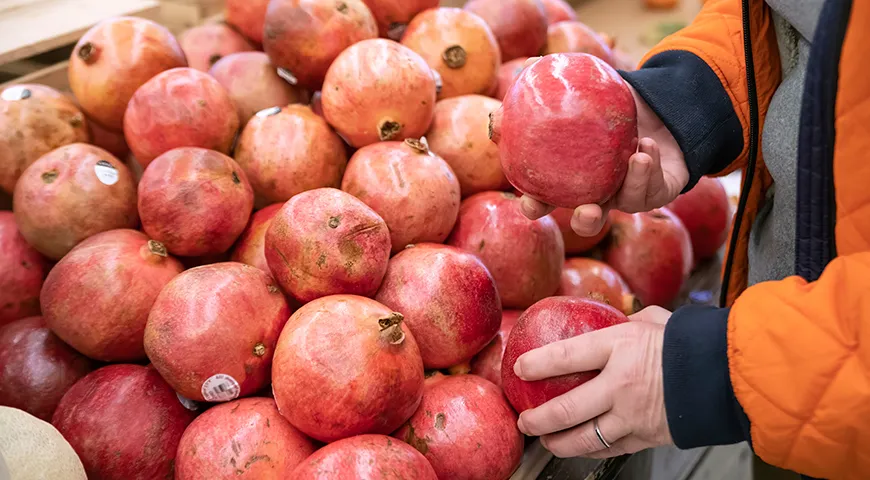 Чтобы выбрать сочный и вкусный гранат, важно учитывать его сорт и страну происхождения
