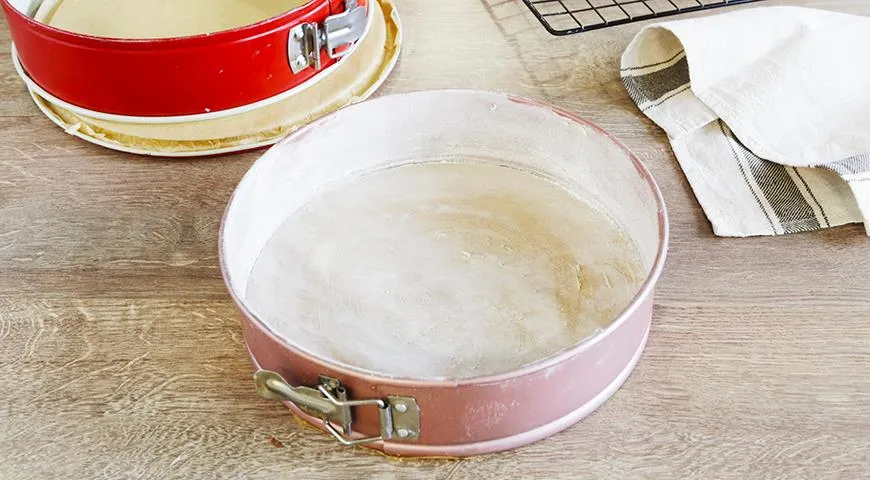 Форму для выпечки коржей лучше приготовить заранее, потому что выпекать масляный бисквит нужно немедленно после заливки теста
