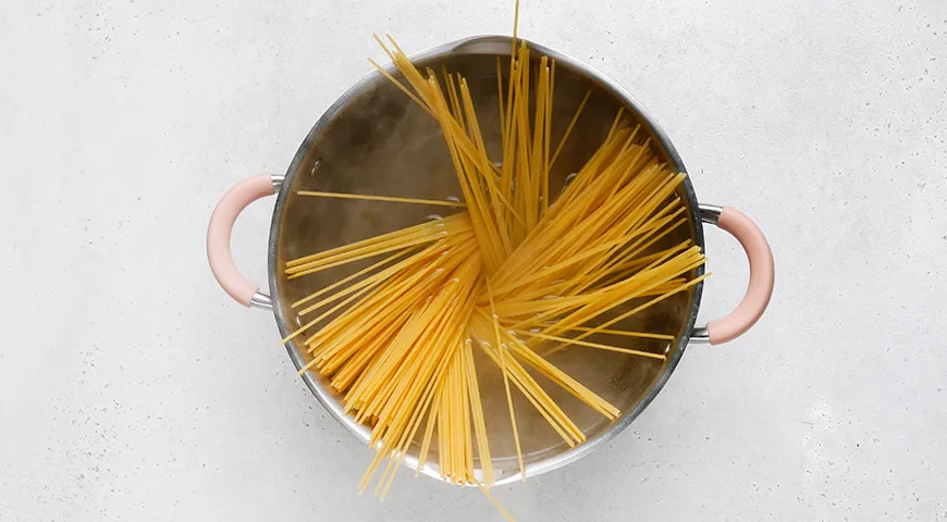 Спагетти с курицей в томатном соусе