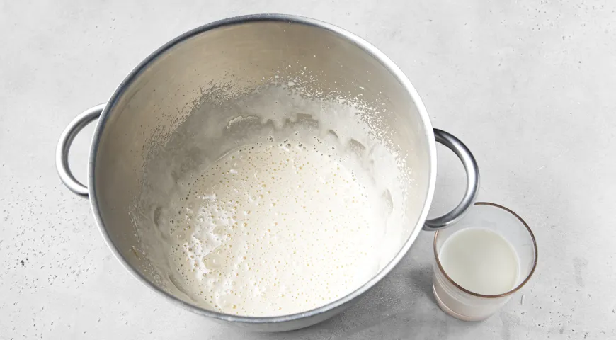 Заливной пирог с вареньем на молоке