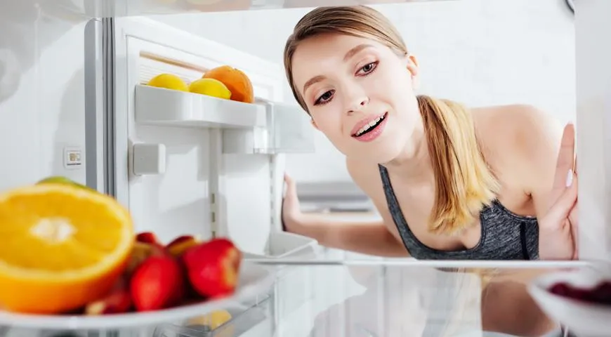 Регулярно наводите чистоту в холодильнике, используя щадящие средства, безопасные для пищевых продуктов – уксус, соду, мыльный раствор
