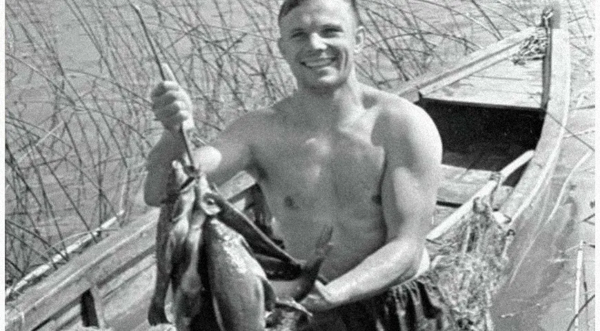 Юрий Алексеевич на рыбалке (фото из коллекции дома-музея Гагарина)