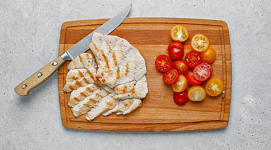 Стейк из индейки с салатом и голубым сыром