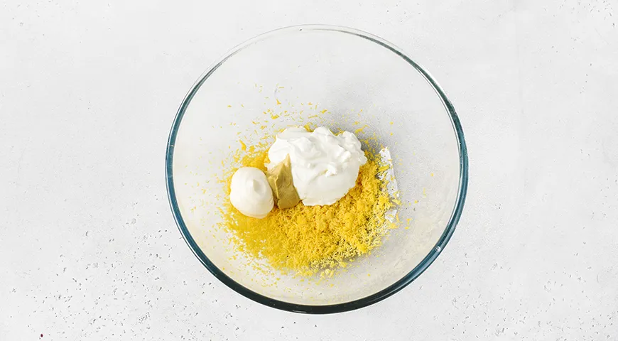 Салат из зеленого лука с яйцом, огурцом и сметаной