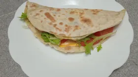 Омлет с шампиньонами, сыром и овощами в тортилье
