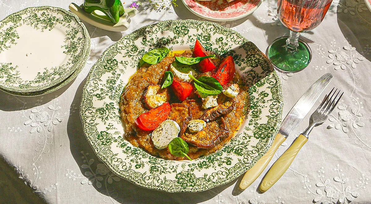 Запеченный баклажан с соусом из кваса