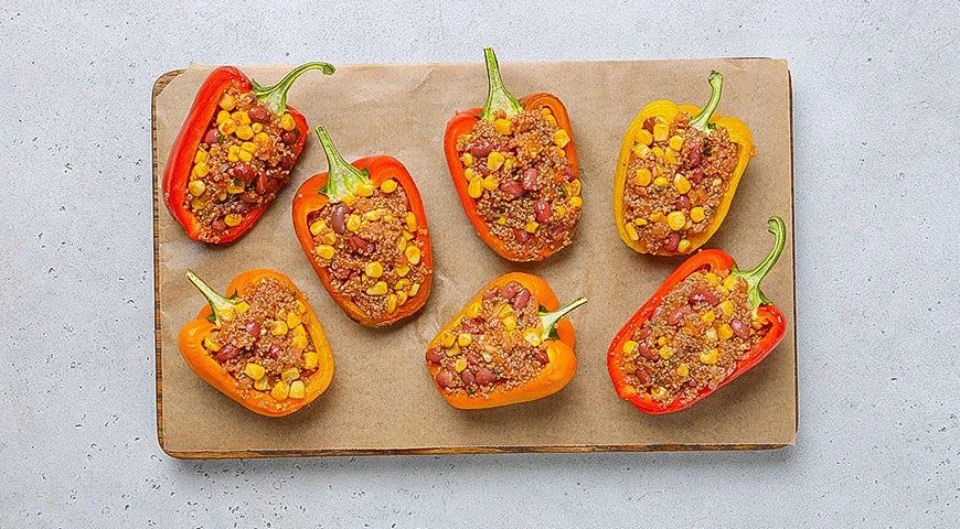 Перцы, фаршированные киноа, кукурузой и фасолью