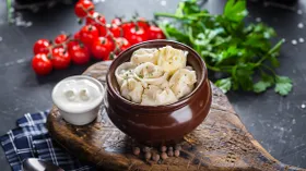 Пельмени в горшочках: 4 сытных рецепта для семейного обеда