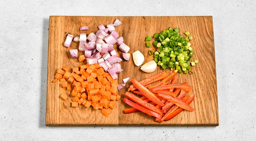 Рис со свининой и овощами в сковороде