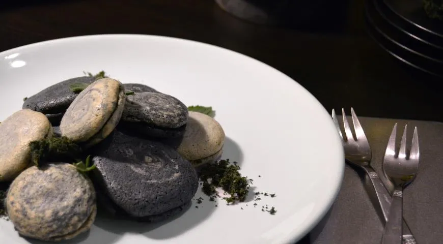 Готовим миндальное пирожное а-ля Macaron в виде черной и серой речной гальки