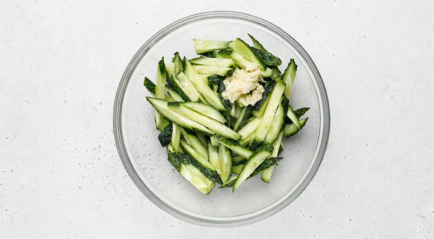 Салат с говядиной, болгарским перцем, помидорами и огурцами