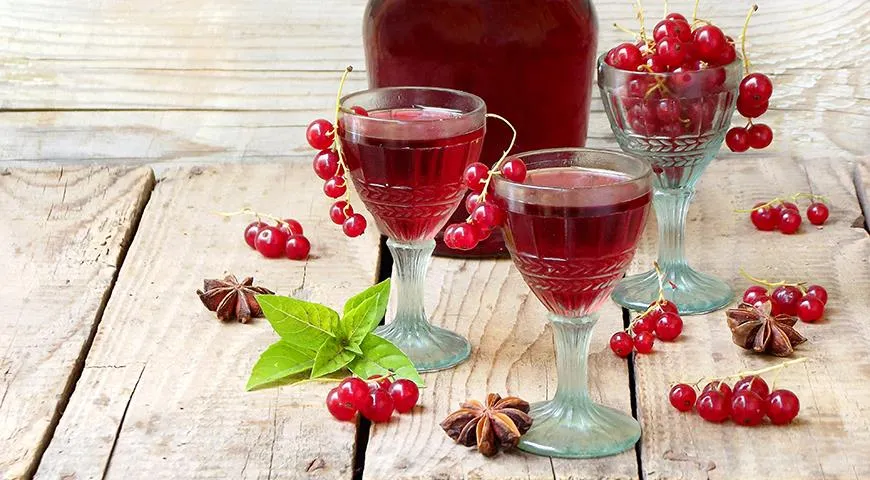 Если хотите сделать наливку из красной смородины покрепче, заливайте ягоды спиртом, а не водкой