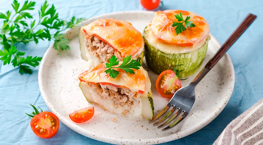 Кабачки, фаршированные курино-свиным фаршем и рисом