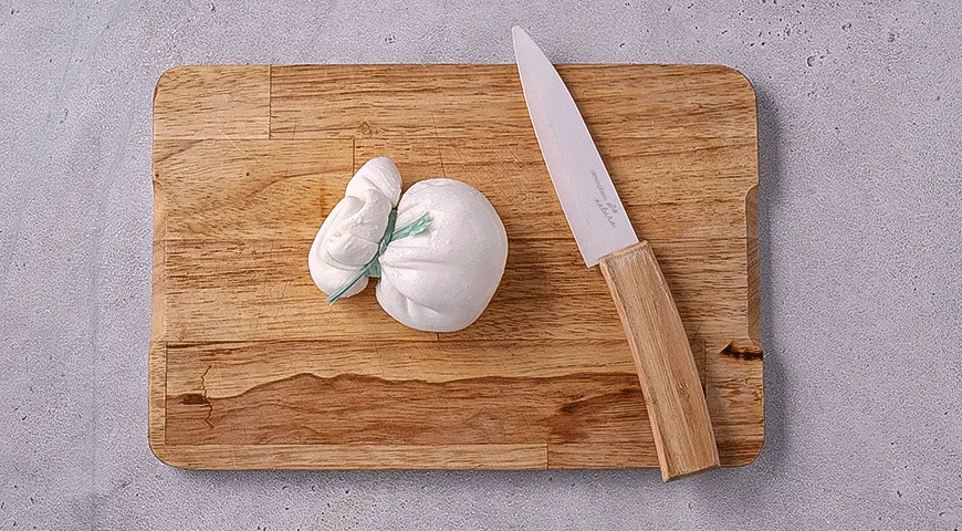 Виноград на гриле с бурратой и базиликом