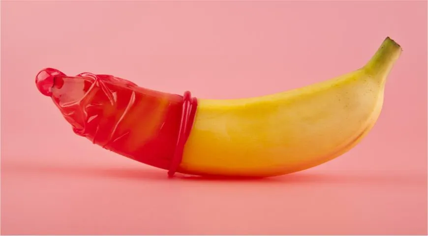 банан с презервативом