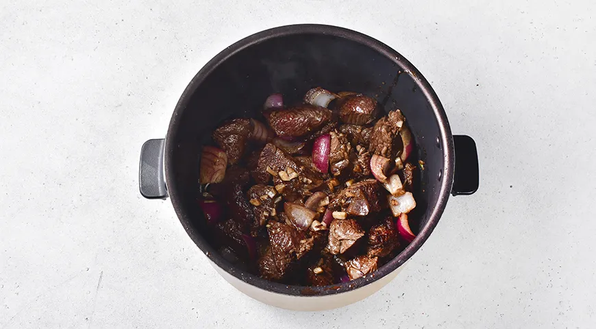 Тушенная картошка с мясом в мультиварке