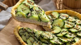 Песочный тарт с тунцом и огурцом