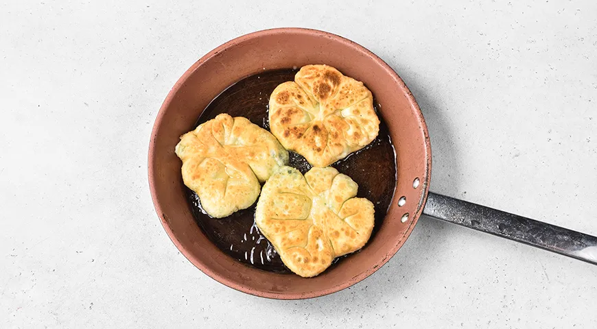 Плацинды с творогом и зеленью