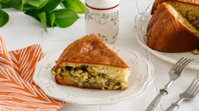 Заливной пирог с капустой, яйцами и зеленью