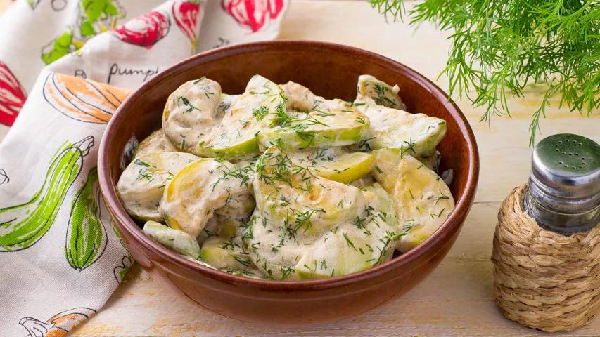 Кабачки тушеные в сметане с чесноком