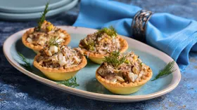 Рецепты с рыбными консервами и сырами