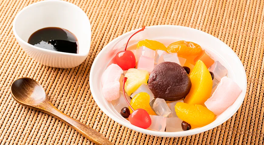  Необычный японский десерт-хаос анмицу состоит из желе, фруктов, бобовой пасты и сиропа