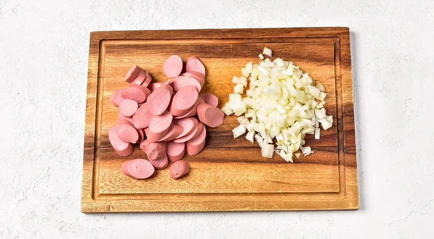 Жареная вермишель с сосисками