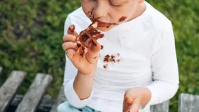 Почему одни пятна от еды и напитков нужно стирать в холодной воде, а другие – в горячей?