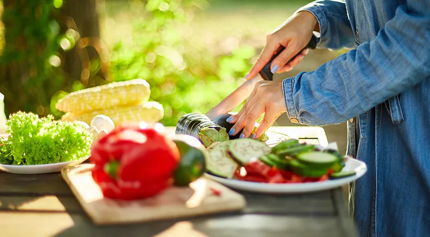 Пусть королем вашего летнего стола станет овощной салат: он сделает ваш рацион более легким и полезным