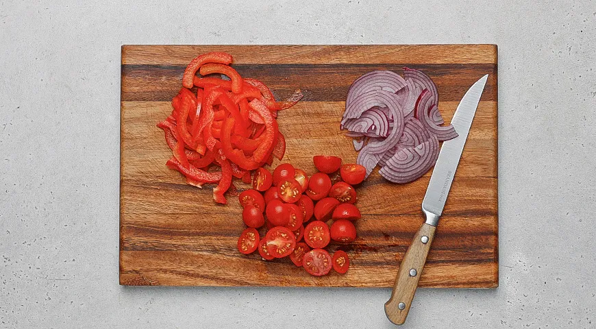 Салат с мини-пельменями и итальянской заправкой