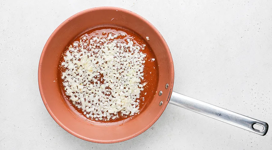 Макароны с яйцом, луком и томатной пастой на сковороде