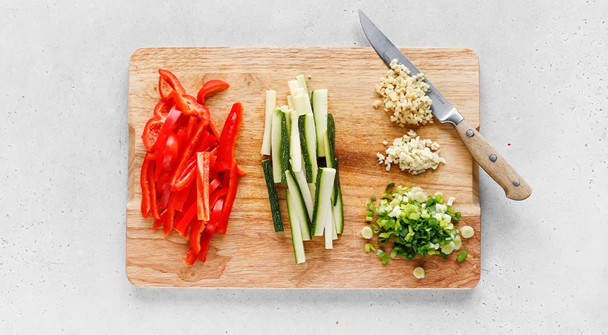 Гречневая лапша с курицей и овощами