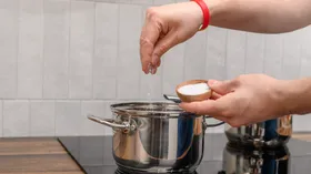 Шефы рассказали, как спасти пересоленный суп — один популярный «лайфхак» только ухудшает ситуацию