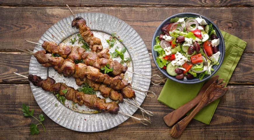 Шашлык из свинины с греческим салатом