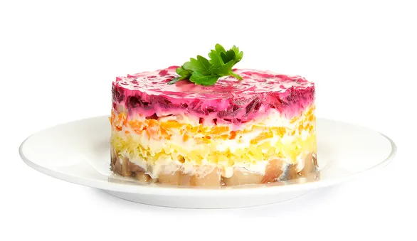 От советской классики до современных вариаций: вся история любимого салата селедка под шубой