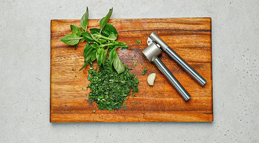 Чафли с творожным сыром, огурцом и зеленью