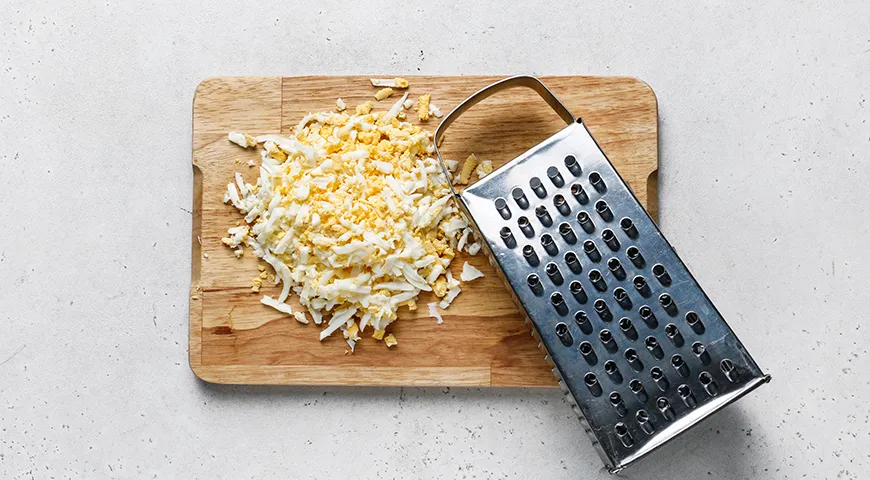 Салат с морковью, сыром, яйцами и чесноком