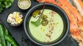 Прохладный крем-суп из зеленого перца с камчатским крабом и тайским манго  