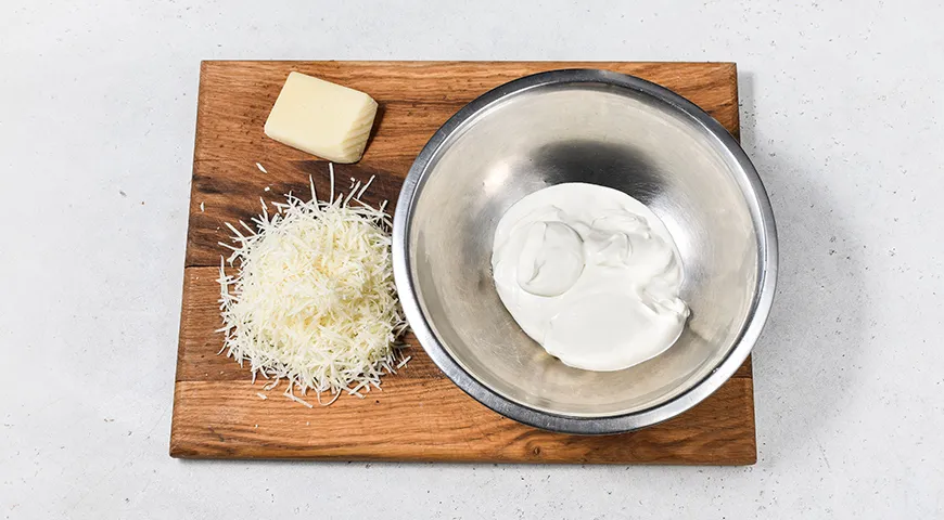 Пельмени в горшочке с сыром