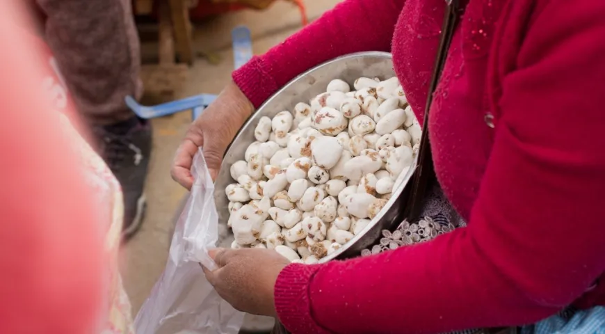 Белый чуньо, полуфабрикат из картошки, на перуанском рынке 